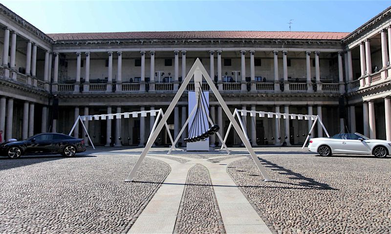 Deze enorme slinger maakt muziek door AI