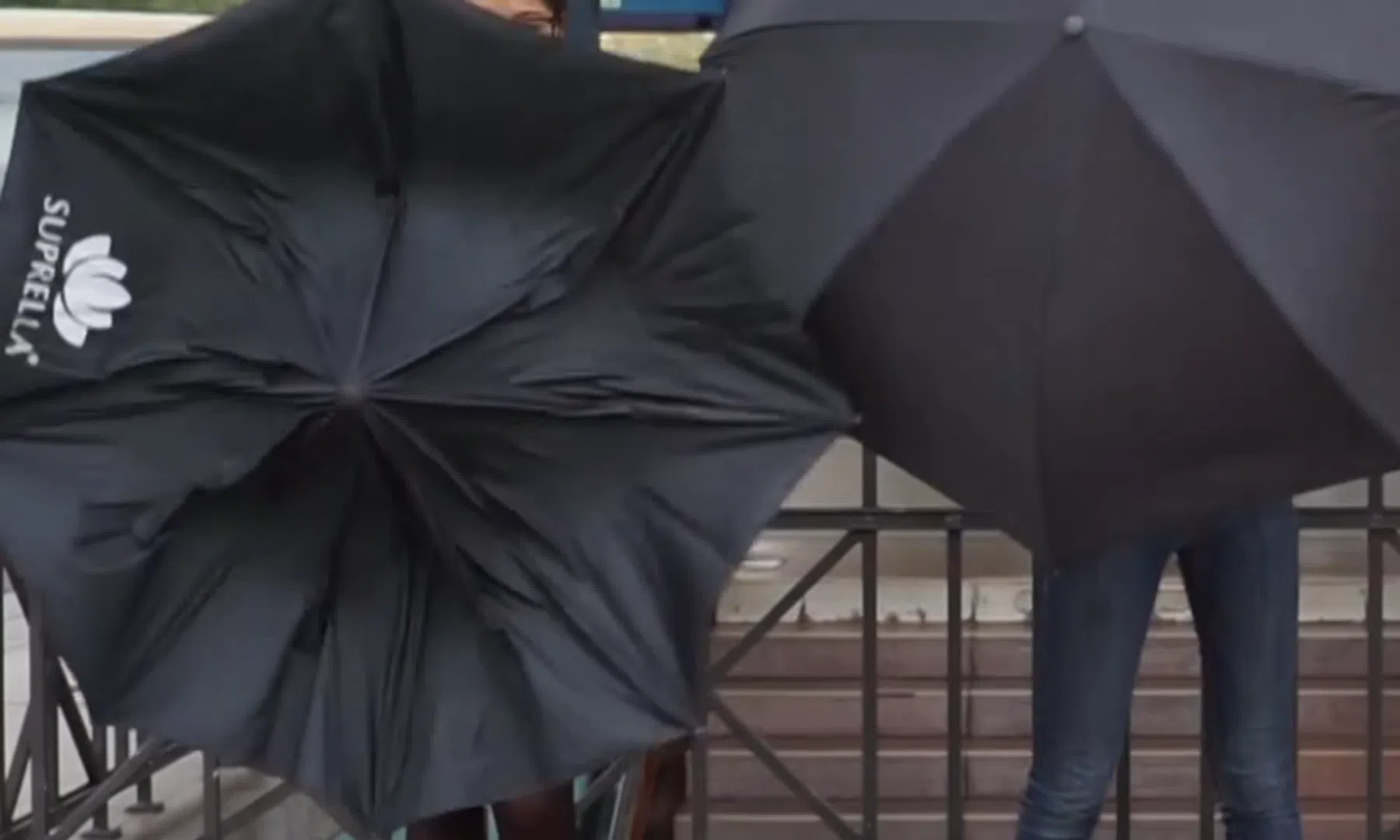 Video: Blijf droog dankzij deze paraplu die andersom openklapt