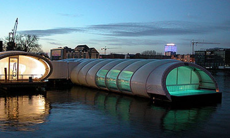 Drijvend zwembad in de Amstel