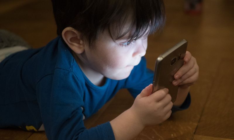 Schermtijd kinderen beïnvloedt nauwelijks de slaap