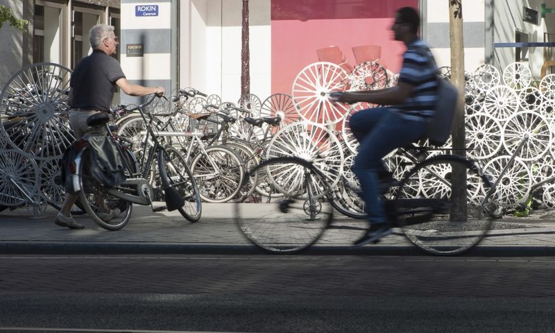 Bicycloud van Tjep. op Metrostation Rokin verbergt fietsen achter hek van fietsen