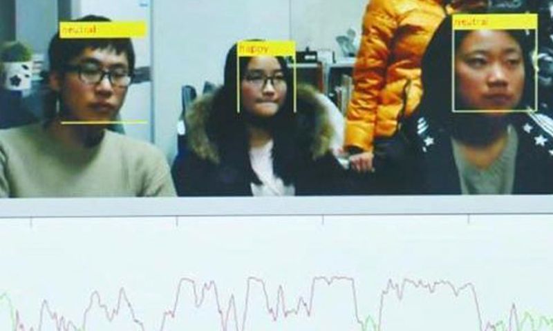 Gezichtscanner spot verveelde studenten tijdens college