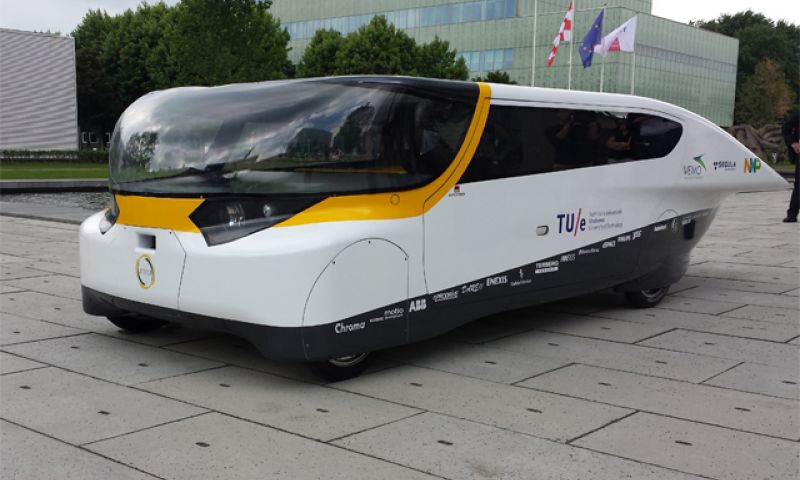 's Werelds eerste gezinsauto op zonne-energie komt uit Eindhoven