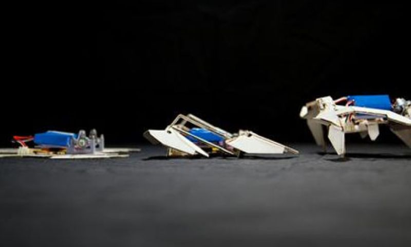 Deze origamirobot vouwt zichzelf in elkaar