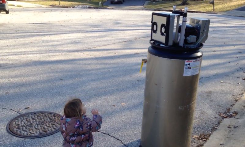 Video van de dag: peuter ziet boiler voor robot aan