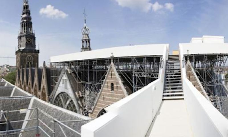 Publiek platform bovenop het dak van de kerk
