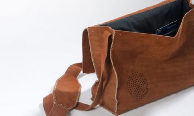 Weer te veel geld uitgegeven? Deze pratende handtas helpt