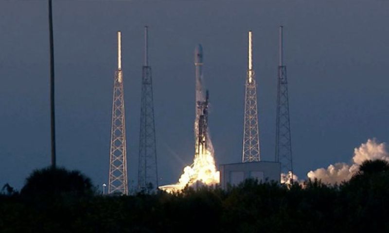 Falcon 9-raket landde 'netjes en verticaal'... in het water