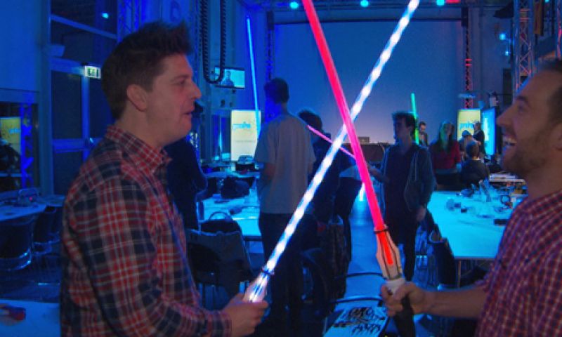 Kijk Bright TV terug: lightsabers, adblockers, een lamp als beamer