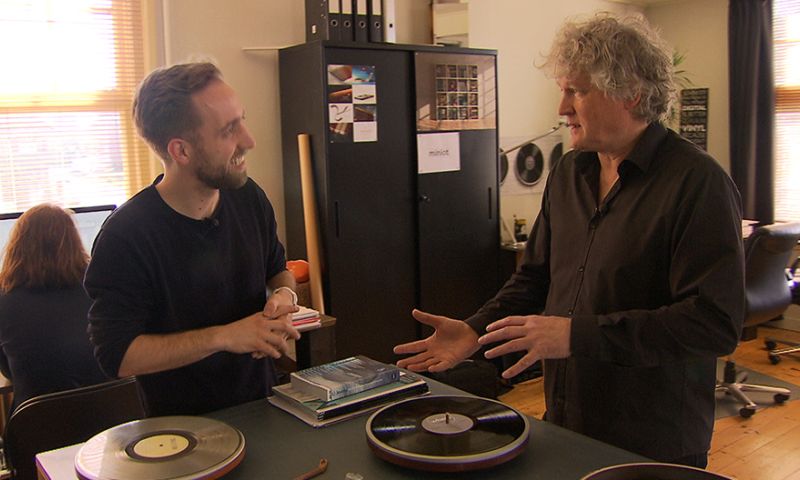 Bright TV: vernuftige platenspeler en Michiel Veenstra