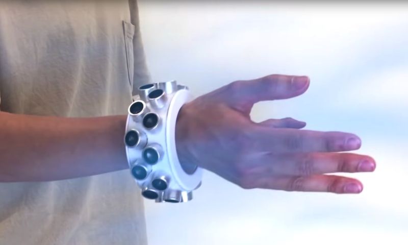 Ultrasone armband blokkeert meeluisterende microfoons