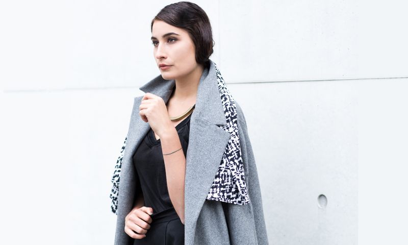 Het nieuwe chique: een kasjmier jas met rugverwarming