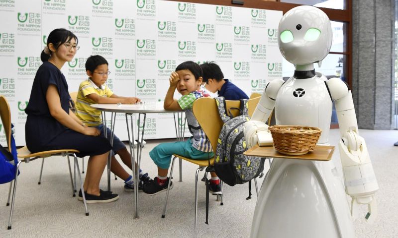 Robot-obers moeten voor werk voor invaliden zorgen