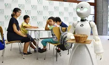 Thumbnail for article: Deze robot-obers worden bestuurd door invaliden