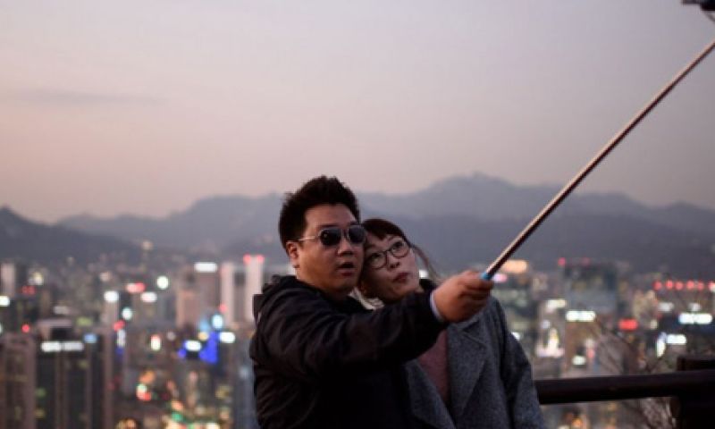 Argh: Nikon brengt selfiestick uit voor Coolpix-camera's