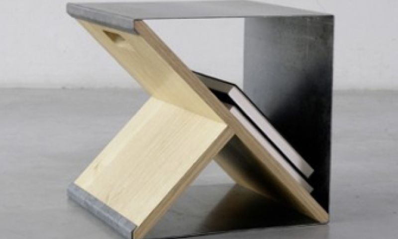 Boekenrek van stalen krukjes