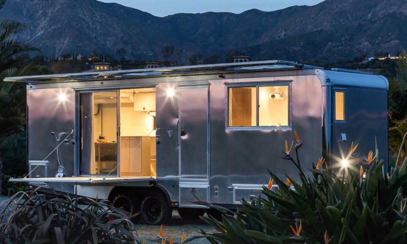 Living vehicle is tiny house op wielen