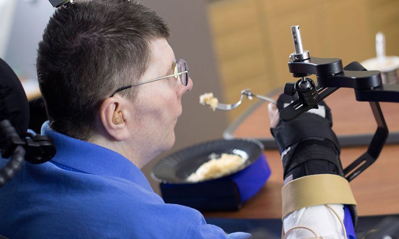 Verlamde man kan weer zelf eten door elektrodes