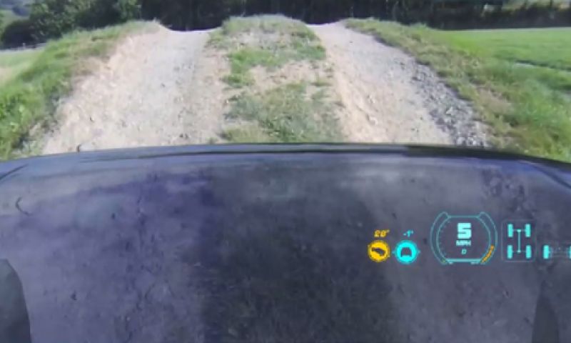 Je kijkt dwars door de neus van deze Land Rover