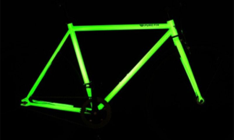 Glow in the dark-fiets heeft geen achterlicht nodig om op te vallen