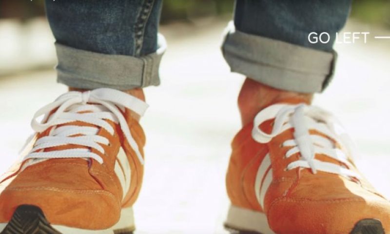 Deze Easyjet-sneakers met bluetooth wijzen je de weg