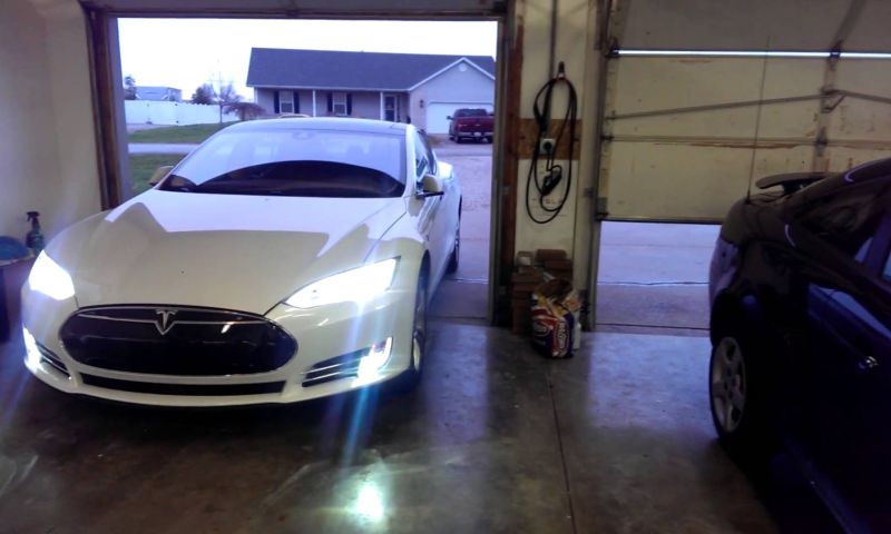 Tesla's kunnen zichzelf in en uit de garage rijden