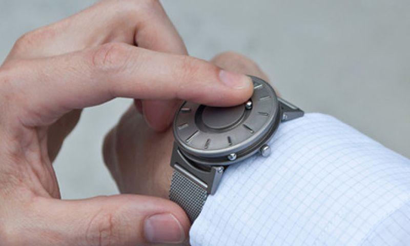 Op dit horloge voel je hoe laat het is