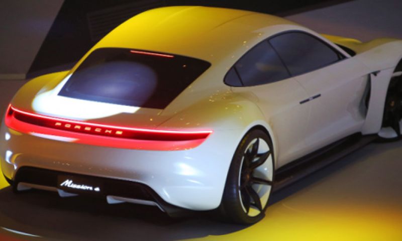 Porsche werkt aan elektrische auto die 500 km haalt op volle accu