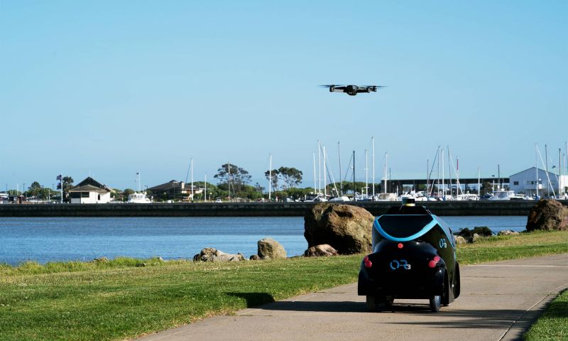 Video: robotbewaker werkt samen met een drone