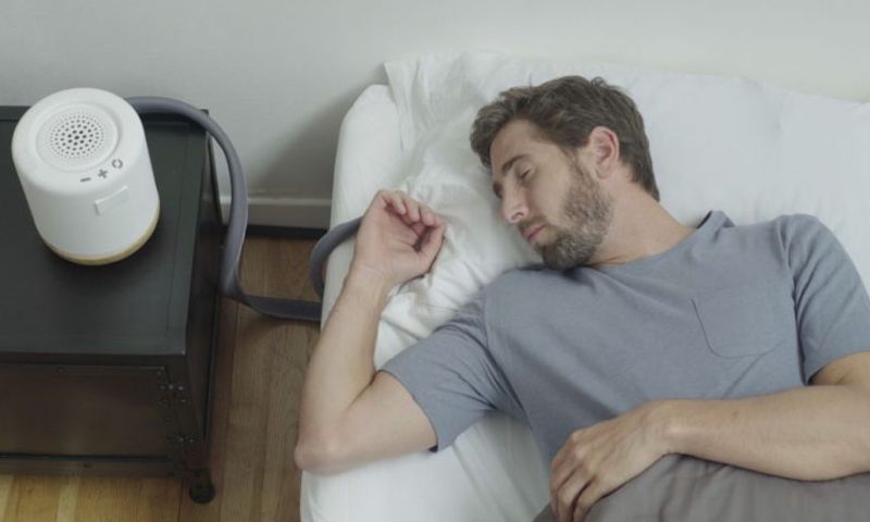 Deze gadget voor onder je kussen houdt je hoofd koel
