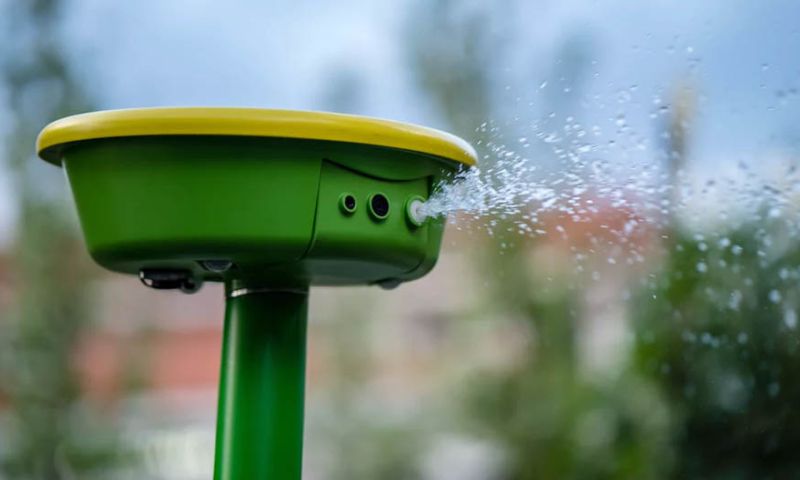 Gadget jaagt ongedierte met waterstraal uit je tuin