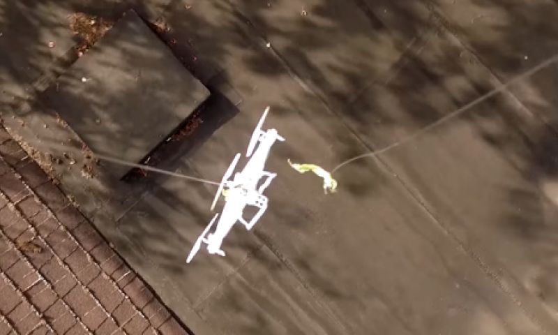 Video: gestrande drone gered door andere drone dankzij kleerhangers