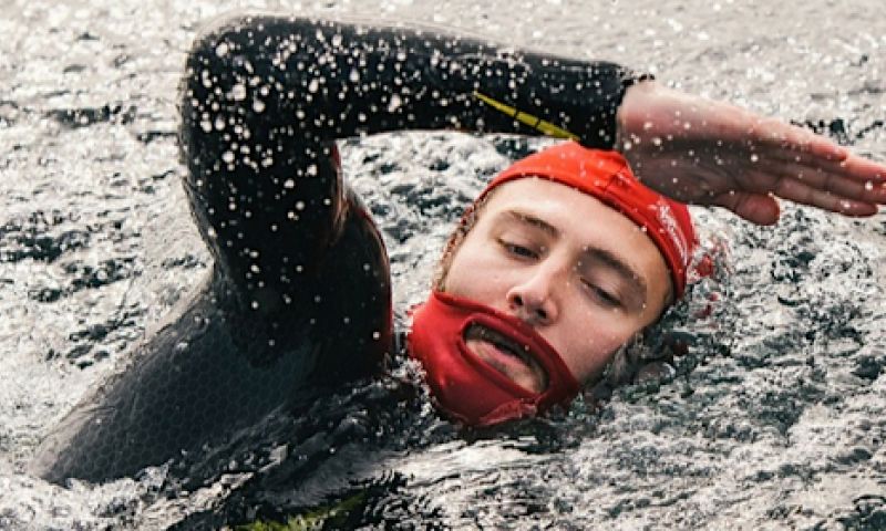 Hipsters zwemmen met de 'baardbadmuts'