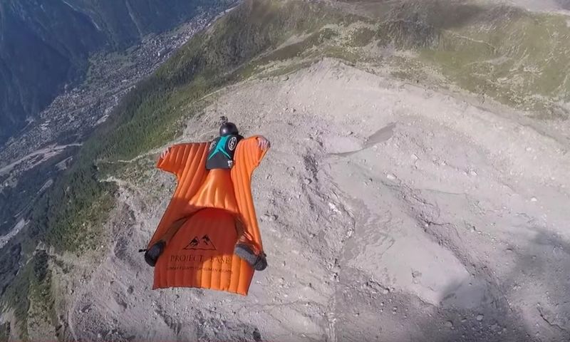 Video: Brr, waanzinnige skydive vanaf Alpentop met jumpsuits