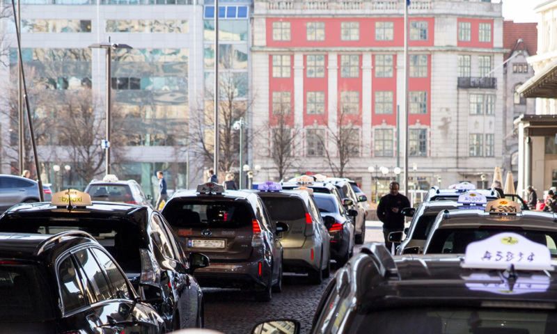 Oslo gaat elektrische taxi’s draadloos opladen