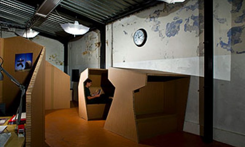 Kartonnen kantoor krimpt makkelijk