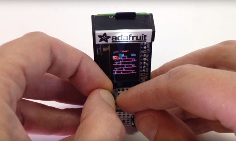 Deze mini-arcadekast past in je broekzak