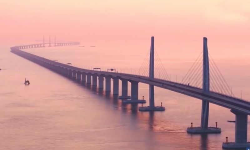 Langste zeebrug ooit verbindt Hong Kong met rest van China