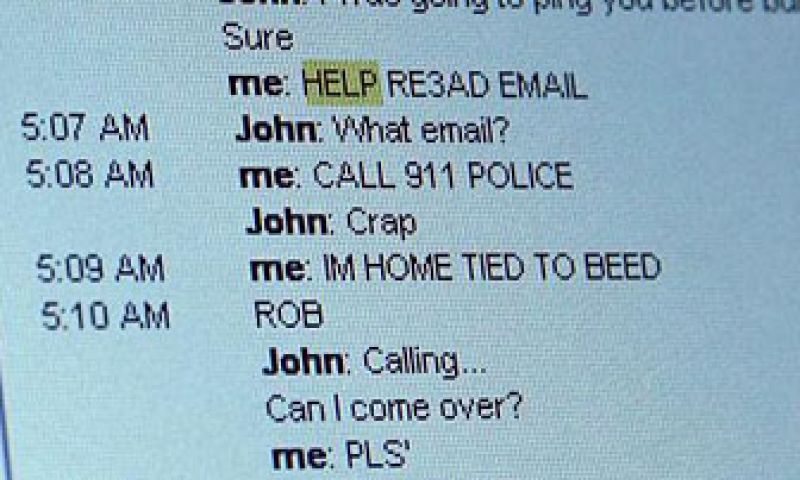 Vrouw redt zichzelf door met haar tenen te chatten