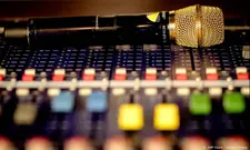 Thumbnail for article: 'Meeluisteren' met de geheime dienst: AIVD lanceert eigen podcast