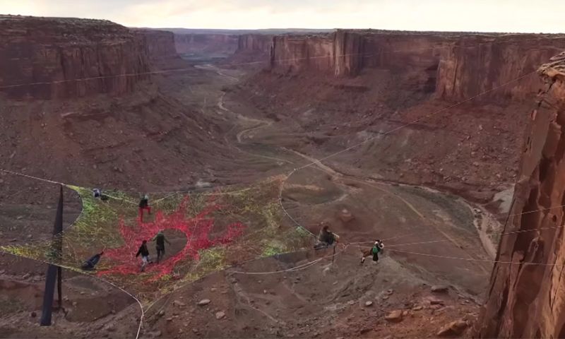 Video: Basejumpen van de grootste hangmat ter wereld