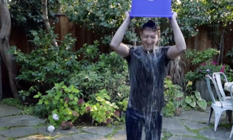 Mark Zuckerberg doet mee met Facebook-hype voor ALS
