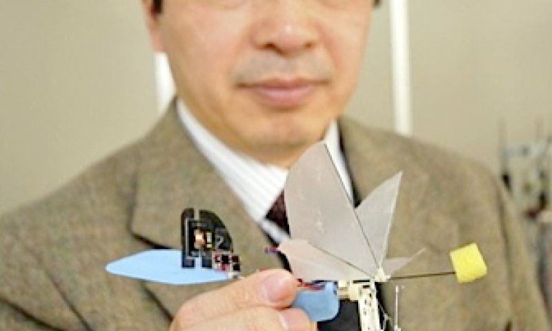 Vliegende robot aapt kolibrie na