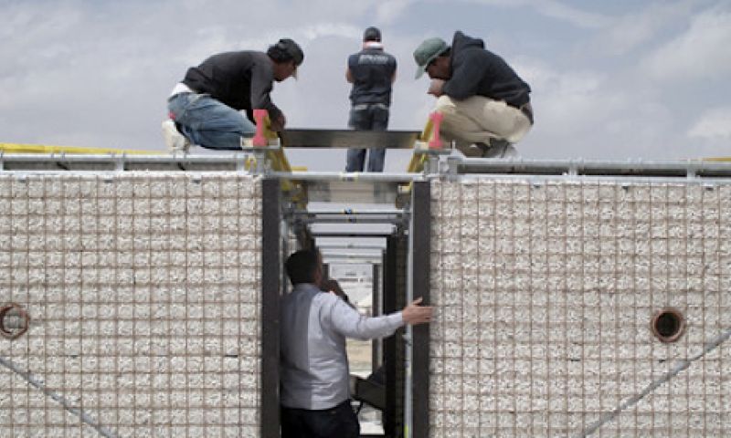 Zo bouwen Syrische vluchtelingen scholen van zand