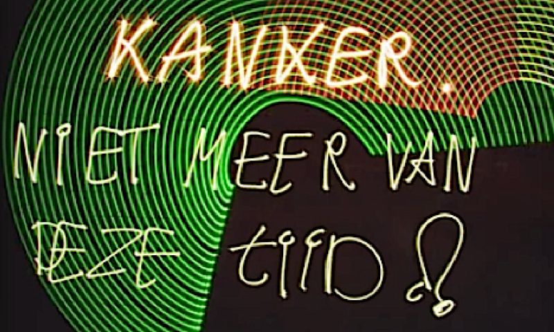 Robot schrijft je tekst in licht en zamelt zo geld in