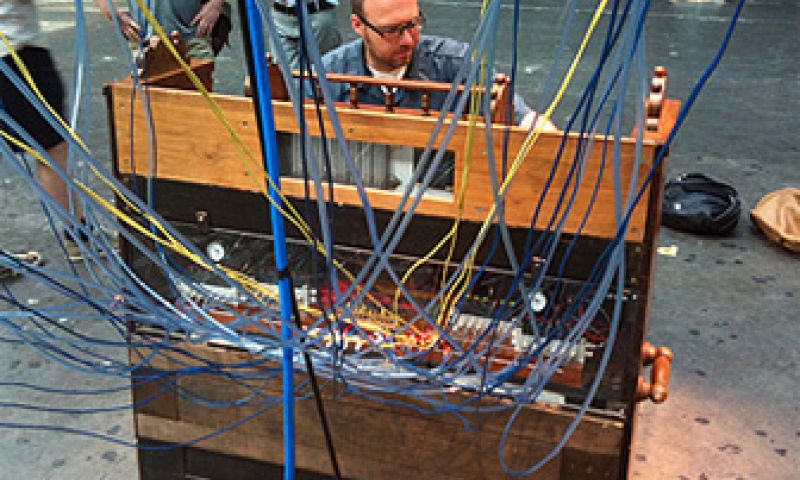 Playing the Building laat pilaren trillen