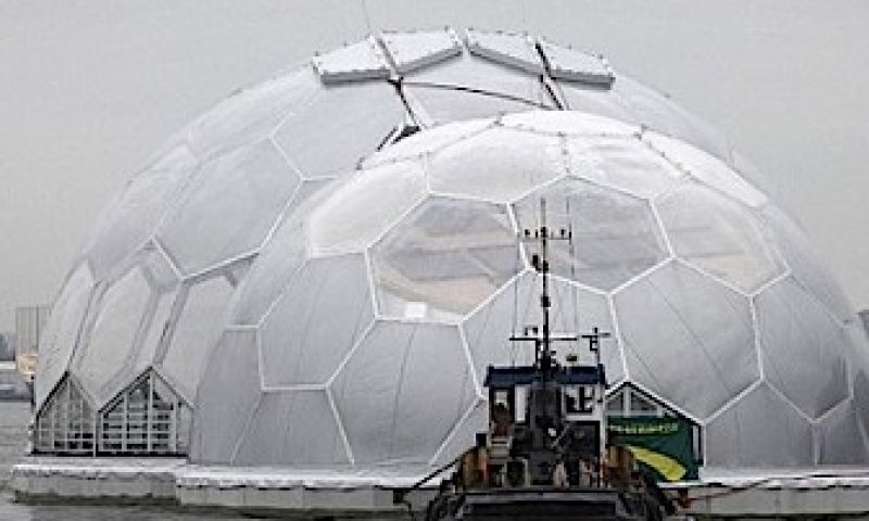 Paviljoen drijft naar Rotterdam