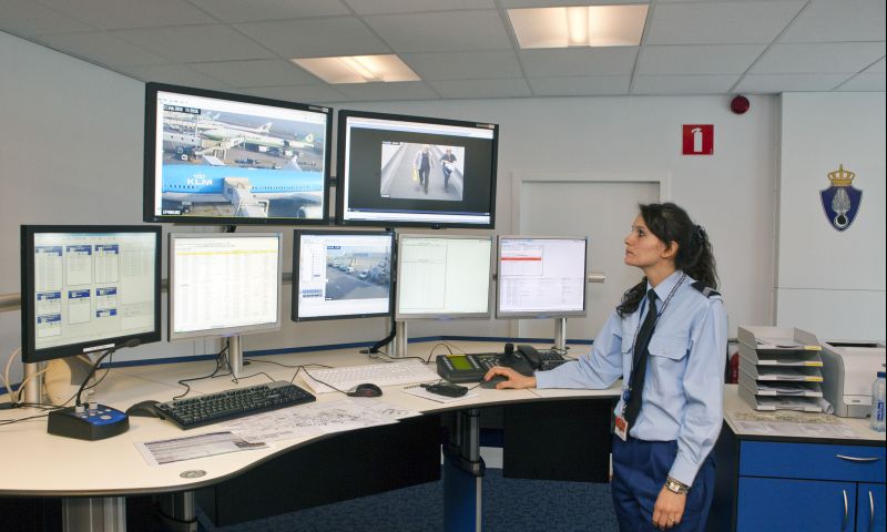 Fors meer telefoons en simkaarten onderzocht op Schiphol