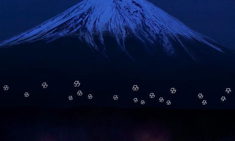 Prachtig: Droneballet aan de voet van Mount Fuji