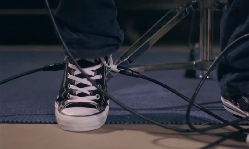 Converse stopt gitaarpedaal in All Stars-schoen